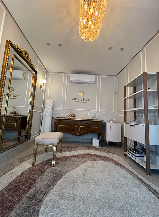 Sala da noiva do Mon Belle com espelho dourado, lustre de cristal e penteadeira